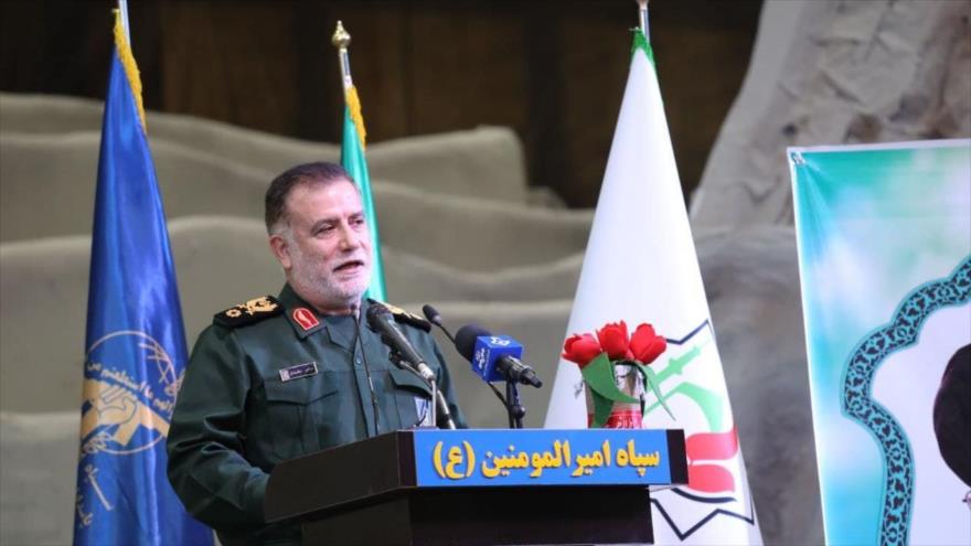El subcomandante de Operaciones del Cuerpo de Guardianes de la Revolución Islámica (CGRI) de Irán, el general Abás Nilforushan, habla en un mitin.