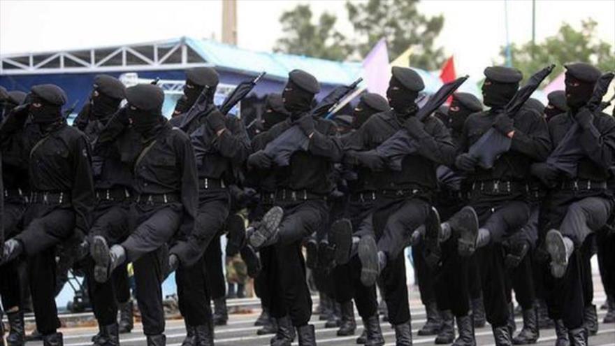 Agentes secretos del Cuerpo de Guardianes de la Revolución Islámica de Irán realizan un desfile militar.
