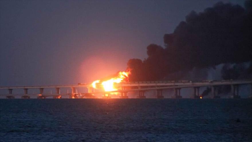 Un ataque con explosivos contra el puente de Crimea genera un gran incendio, 8 de octubre de 2022.