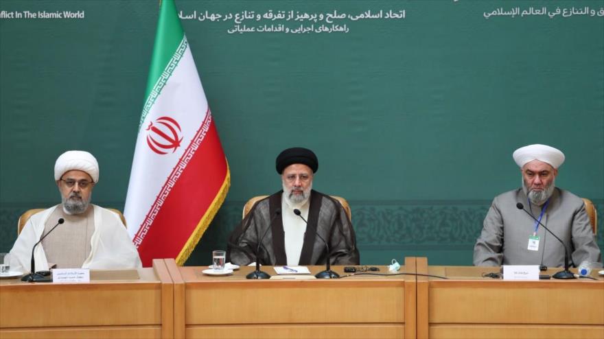 El presidente de Irán, Seyed Ebrahim Raisi, habla en la apertura de la 36.ª Conferencia de Unidad Islámica en Teherán, 12 de octubre de 2022.