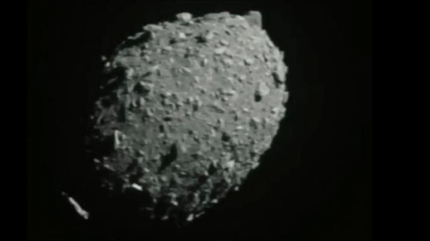 El asteroide Dimorphos visto en un fotograma de una transmisión de la nave espacial DART antes del impacto.