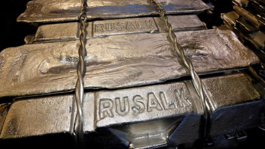 Se ven los lingotes del aluminio almacenados en el taller de fundición de aluminio Rusal Krasnoyarsk, en Krasnoyarsk, Rusia. (Foto: Reuters)