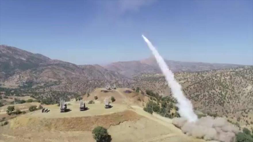 Irán lanza un misil durante un ataque contra bases de grupos terroristas en la región kurda iraquí, 29 de septiembre de 2022. (Foto: AP)