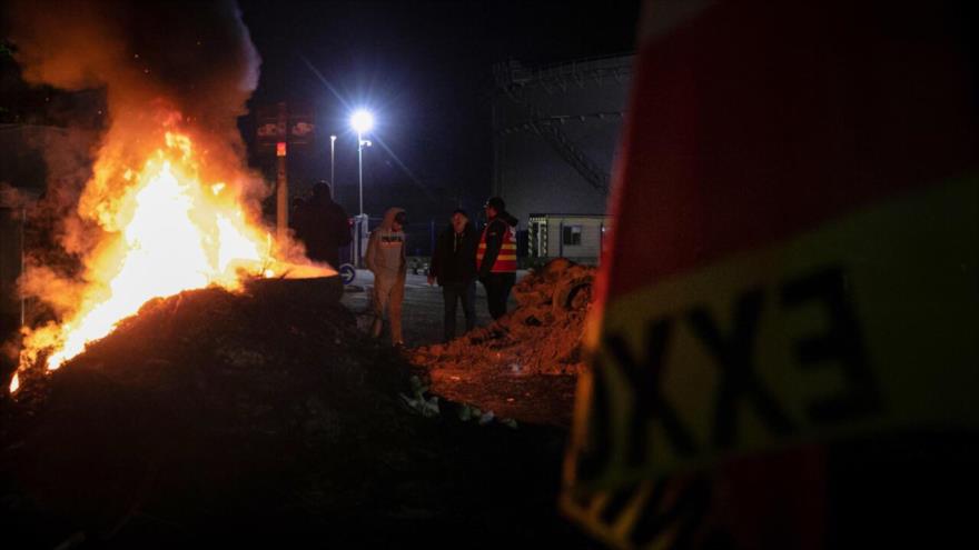 Vídeo impactante: Franceses pelean a muerte por gotas de gasolina