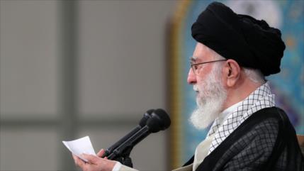 Líder de Irán indulta o reduce sentencias a más de 1800 convictos 