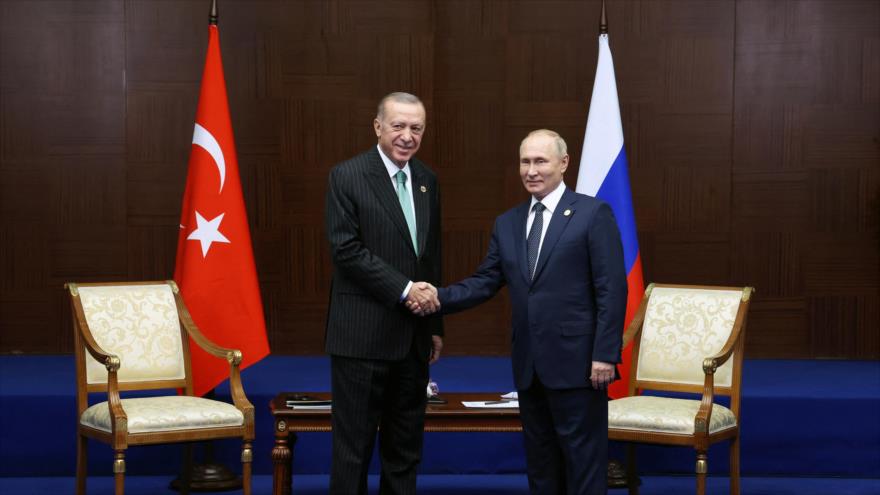 Presidente ruso, Vladímir Putin (dcha.), y su par turco, Recep Tayyip Erdogan, se reúnen en la capital de Kazajistán, Astaná, 13 de octubre de 2022. (Foto: Reuters)