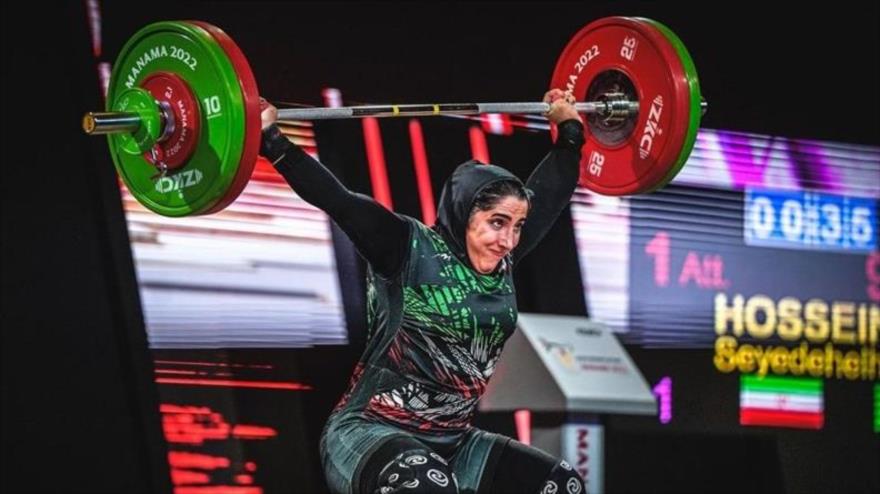 La mujer pesista iraní Elham Hoseini gana el oro en el Campeonato de Halterofilia de Asia 2022, Manama, Baréin, 14 de octubre de 2022.