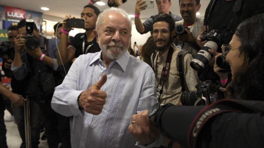 El expresidente brasileño, Lula da Silva, saluda a fotógrafos y reporteros durante una conferencia de prensa en Recife, Brasil, 14 de octubre de 2022.