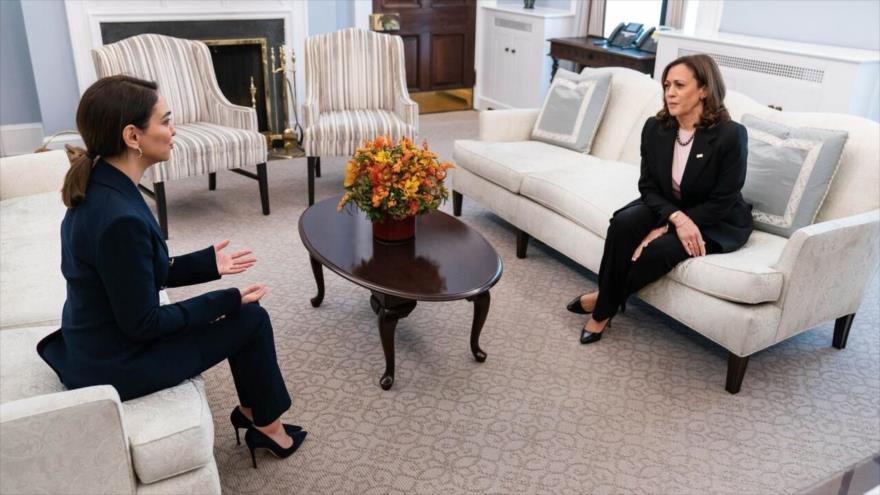 La vicepresidenta de EE.UU., Kamala Harris (izqda.), y la opositora iraní Nazanin Boniadi, durante una reunión en Washington, 14 de octubre de 2022.