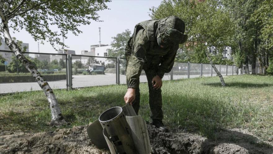 Militar ruso revisa restos de un avión no tripulado (dron) ucraniano en la región de Zaporiyia.
