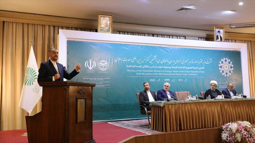 El canciller iraní, Hosein Amir Abdolahian, durante una reunión con los invitados de la 36.ª Conferencia Internacional de Unidad Islámica, Teherán, 14 de octubre de 2022.