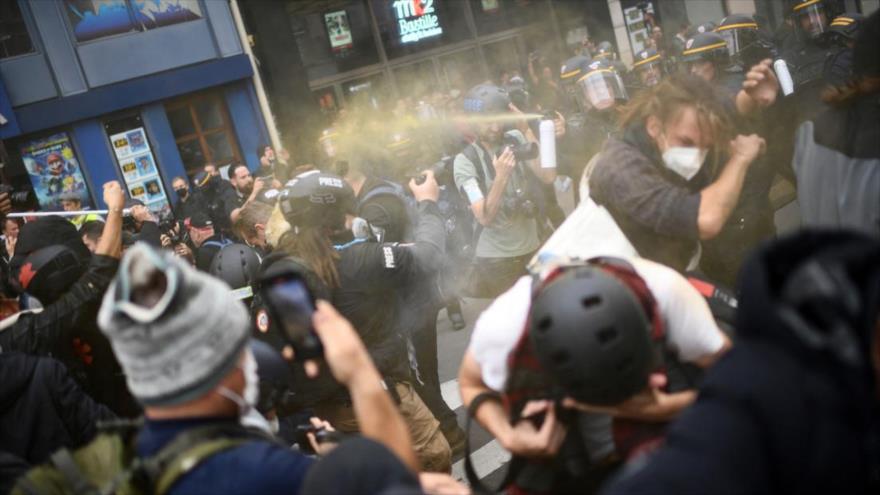 Vídeo: Policía de Francia ataca a manifestantes en protesta en París | HISPANTV