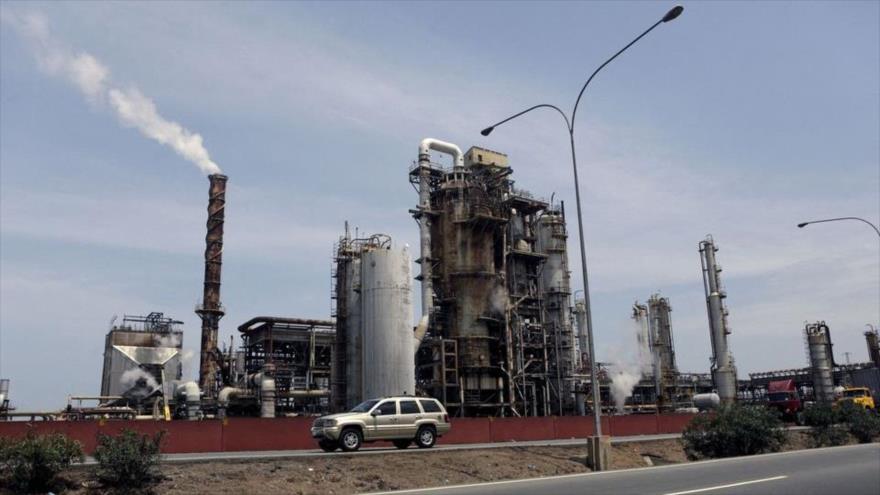 Irán refina 100 mil barriles de crudo por día en refinería venezolana | HISPANTV