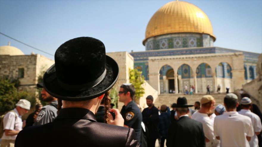 Judíos en el recinto de la Mezquita Al-Aqsa.