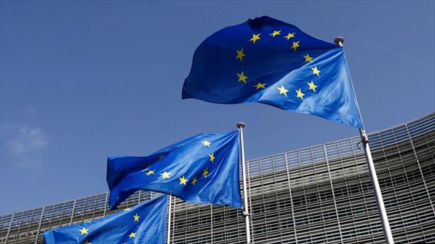 Banderas de la Unión Europea ondean frente a la sede de la Comisión de la UE en Bruselas, Bélgica, 17 de junio de 2022.