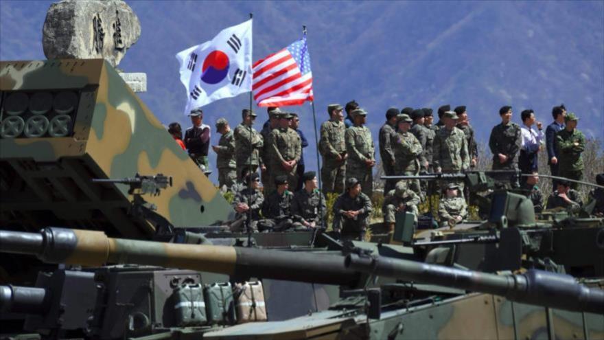 Soldados surcoreanos y estadounidenses durante un simulacro de guerra conjunto en Pocheon, Corea del Sur, 26 de abril de 2017. (Foto: AFP)