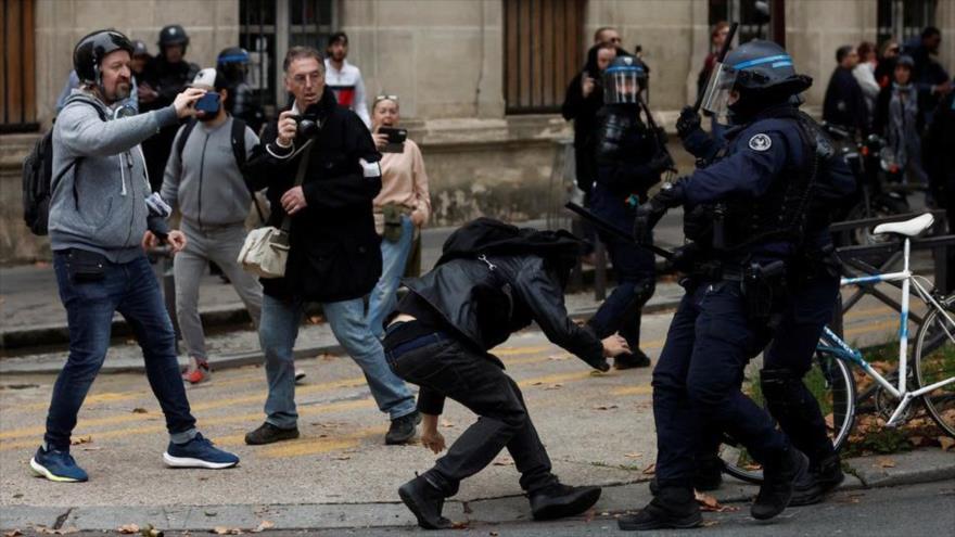 Vídeo: La Policía de Francia reprime protestas y ataca a mujeres | HISPANTV