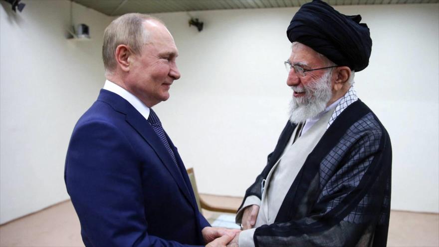 El Líder de la Revolución Islámica de Irán, el ayatolá Seyed Ali Jamenei, y el presidente de Rusia, Vladimir Putin, durante una reunión en Teherán, capital persa.
