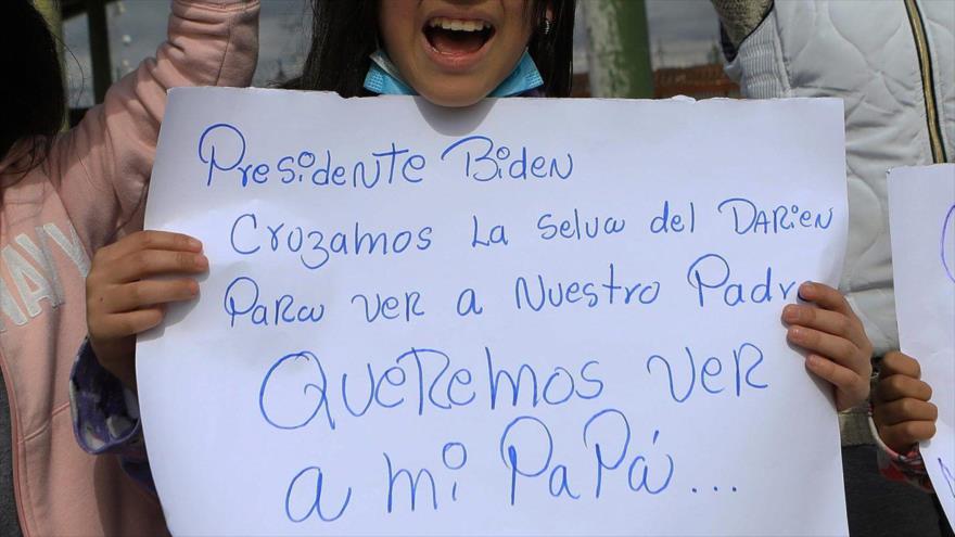 Niño migrante venezolano protesta contra nueva política migratoria de EE.UU. en la frontera de México y EE.UU., 18 de octubre de 2022.