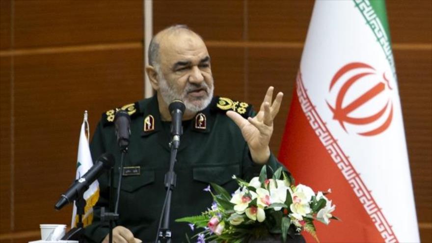El comandante en jefe del CGRI de Irán, el general de división Hosein Salami, ofrece discurso en un acto en Teherán, 13 de octubre de 2022.
