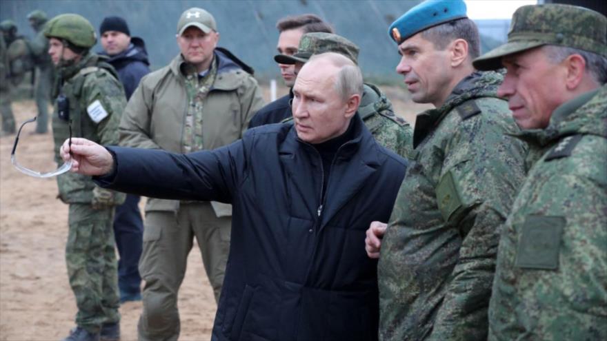 Putin dispara con rifle durante visita a un campo de entrenamiento | HISPANTV