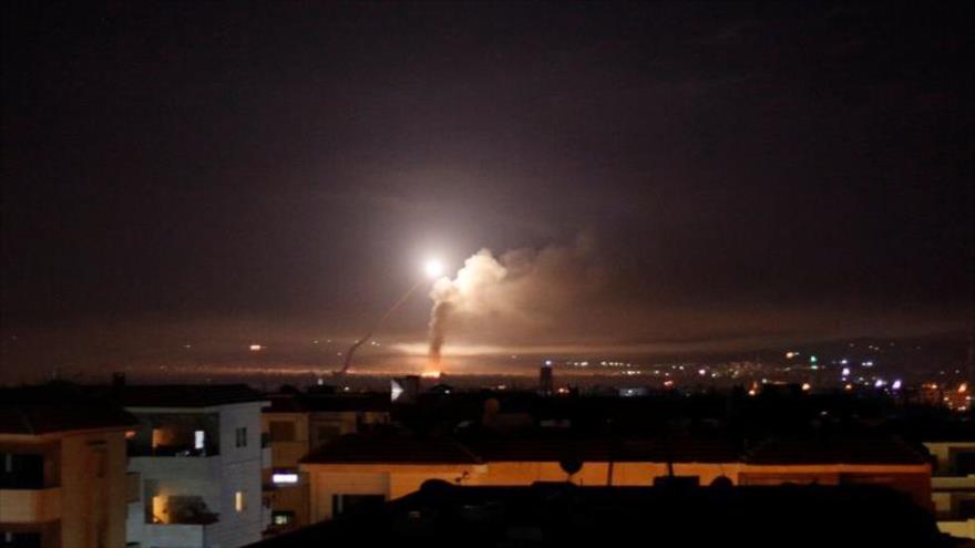 Se ve fuego de un ataque con misiles israelíes desde Damasco, la capital siria.