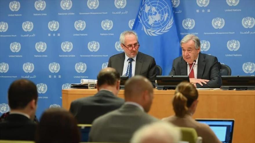 El secretario general de la ONU, António Guterres (dcha.), y su portavoz, Stéphane Dujarric (izda.), 4 de febrero de 2020. (Foto: AFP)