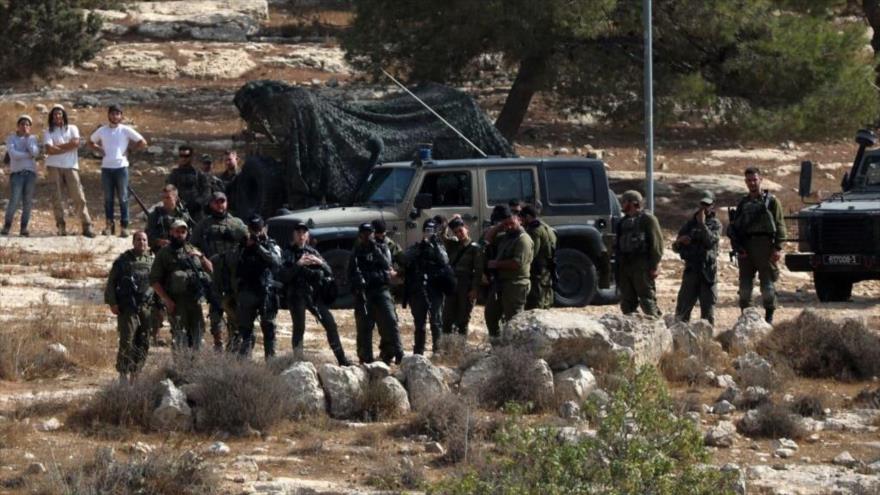 Las fuerzas israelíes apuntan a los palestinos que protestan en Hebrón, Cisjordania, 22 de octubre de 2022. (Foto: Getty Images)