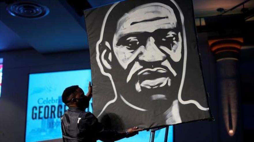 Un hombre dibuja una imagen de George Floyd durante su funeral en Houston, EE.UU., 9 de junio de 2020. (Foto: Reuters)