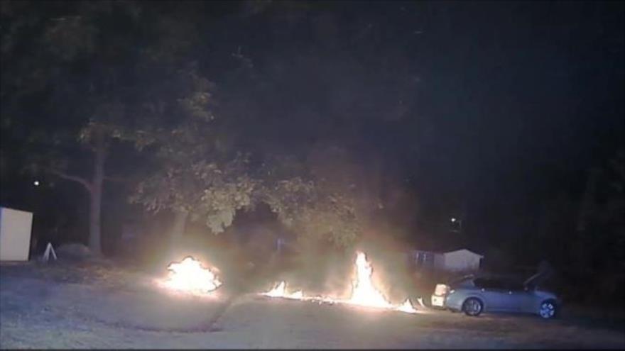 Policías de EEUU prenden fuego a un hombre al dispararle con pistola Taser