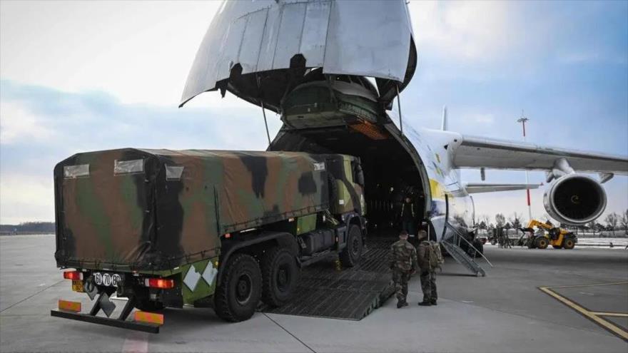 El equipo militar francés se descarga de un avión de carga en la base aérea Mihail Kogalniceanu en Rumania. (Foto: AFP)