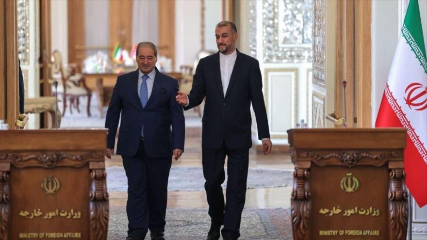 El canciller iraní, Hosein Amir Abdolahian (decha.), y su par sirio, Faisal al-Miqdad, Teherán, 20 de julio de 2022. (Foto: AFP)
