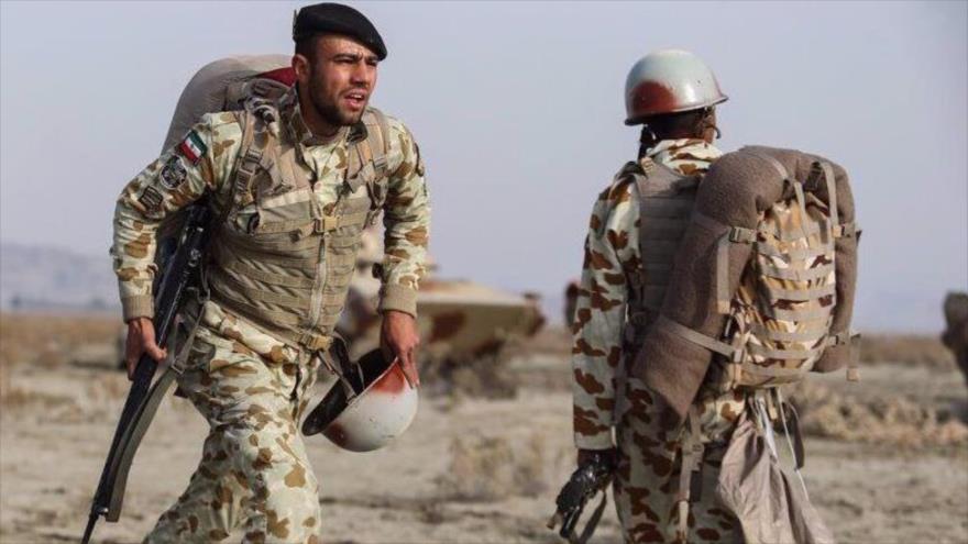 Militares de la Fuerza Terrestre del Ejército iraní llevan a cabo un ejercicio militar en la provincia de Azarbaiyán Occidental, 22 de octubre de 2022. (Foto: IRNA)