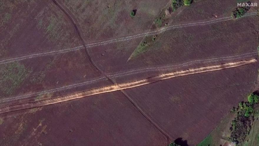 Imagen satelital que muestra líneas fortificadas de defensa construida por Rusia en la región de Lugansk. (Foto: Maxar)