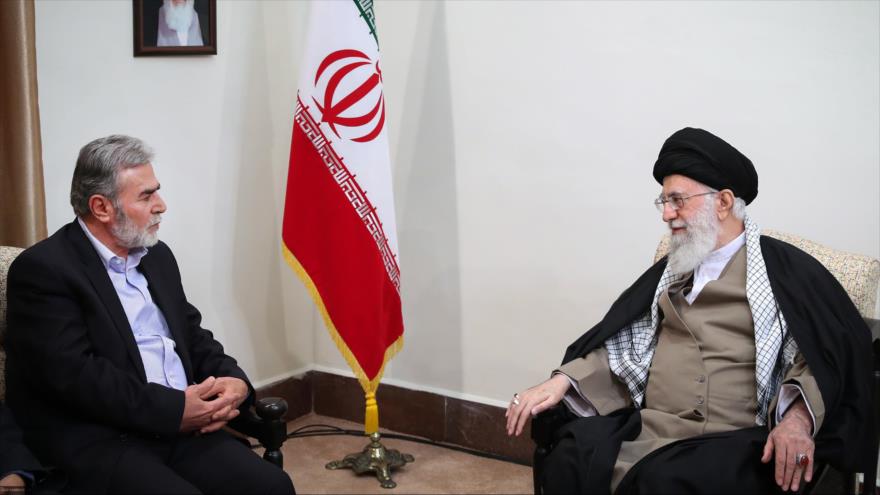 El Líder de Irán, el ayatolá Seyed Ali Jamenei, en una reunión con el secretario general de la Yihad Islámica Palestina, Ziad al-Najala, en Teherán.