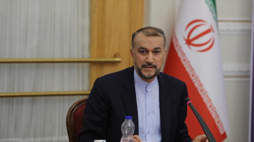 Canciller iraní, Hosein Amir Abdolahian, en una reunión con los participantes en la 18.ª Asamblea General de la OANA, Teherán, 24 de octubre de 2022.