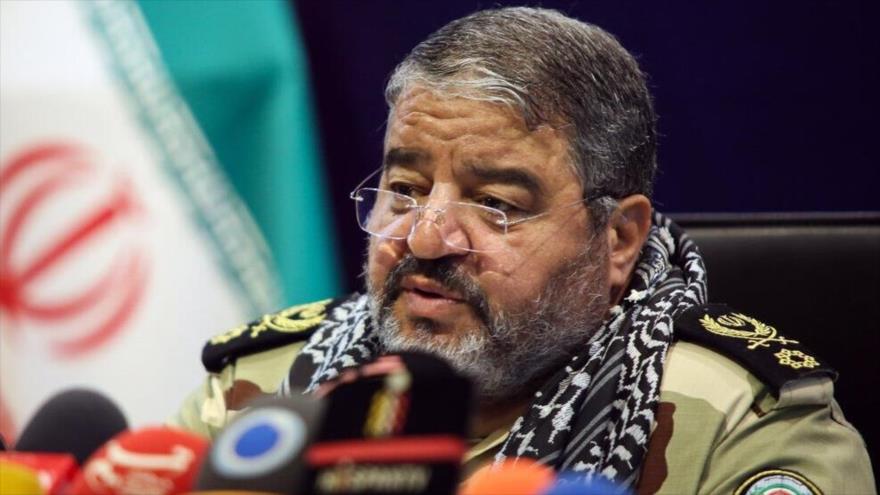 El director de la Organización de Defensa Pasiva de Irán, el general de brigada Qolamreza Yalali, habla con la prensa.