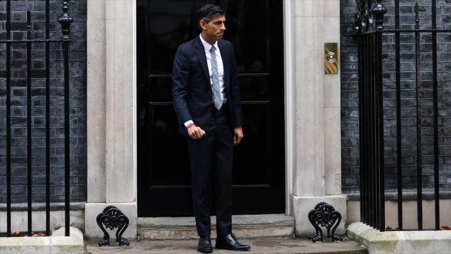 El nuevo primer ministro del Reino Unido, Rishi Sunak, al número 10 de Downing Street, en Londres, 25 de octubre de 2022. (Foto: Reuters)