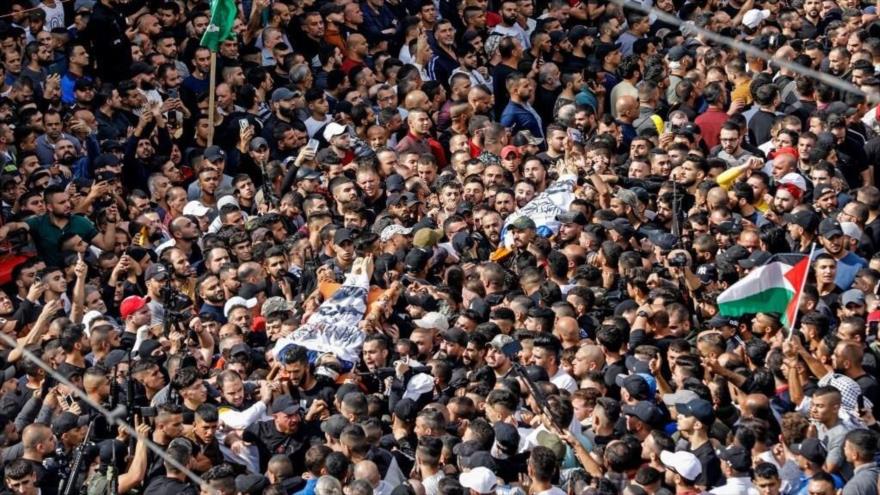 Funeral de los jóvenes palestinos muertos en una redada israelí en la ciudad cisjordana de Nablus, 25 de octubre de 2022. (Foto: AFP)
