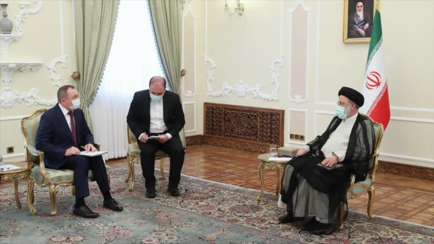 El presidente iraní, Seyed Ebrahim Raisi (dcha.), reunido con el canciller bielorruso, Vladimir Makei (izda.), en Teherán, 26 de octubre de 2022.
