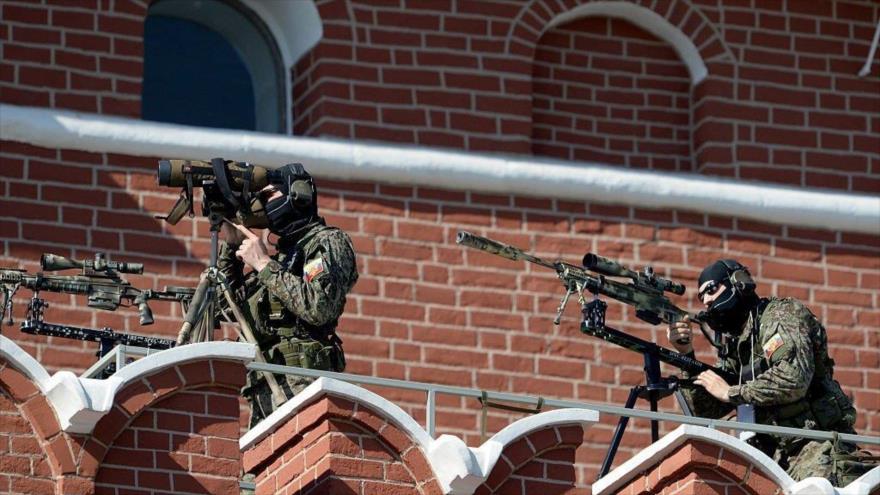 Francotirador del Servicio de Seguridad de Rusia en la Plaza Roja durante el desfile militar del Día de la Victoria en Moscú, 9 de mayo de 2016. (Foto: Getty Images)
