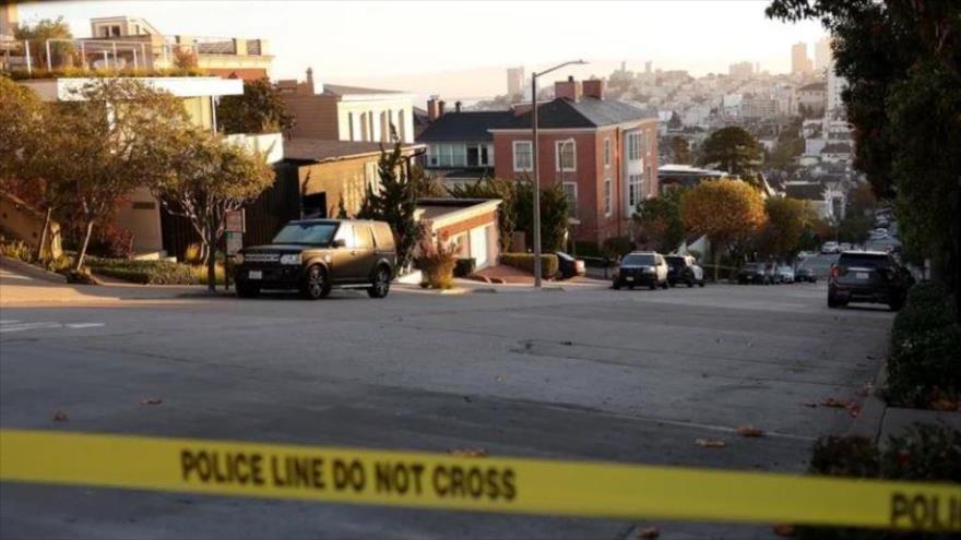 Se ve una cinta policial frente a la casa de la presidenta de la Cámara de Representantes de EE.UU., Nancy Pelosi, 28 de octubre de 2022.