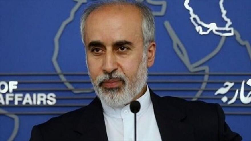 El portavoz de la Cartera de Exteriores iraní, Naser Kanani, ofrece una rueda de prensa en Teherán, la capital.