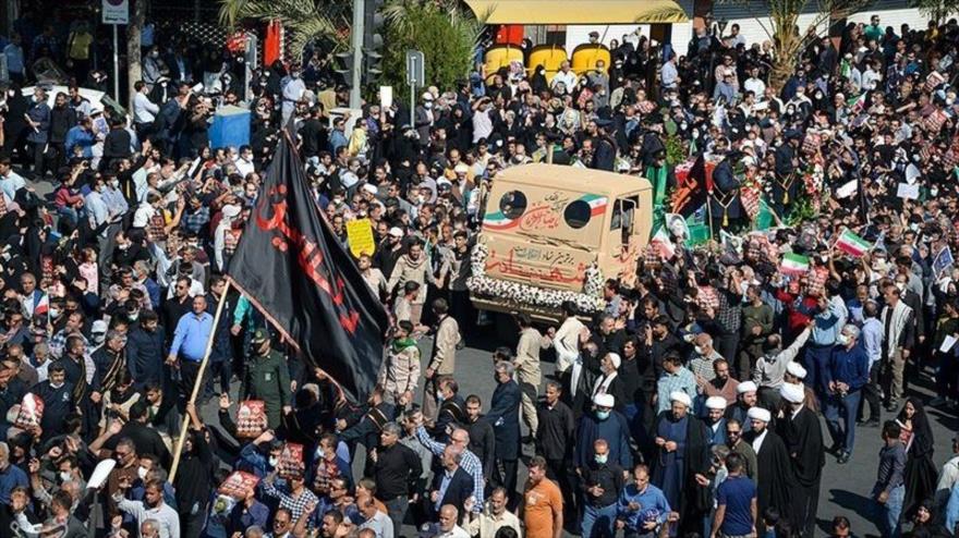 Iraníes participan en el funeral de víctimas del atentado de Shiraz | HISPANTV