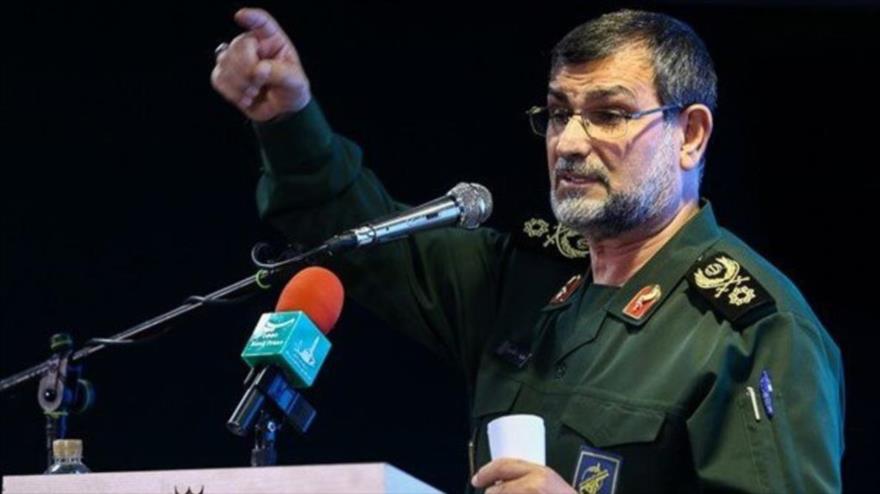 El comandante de la Fuerza Naval del Cuerpo de Guardianes de la Revolución Islámica (CGRI) de Irán, el contralmirante Ali Reza Tangsiri, habla en un mitin. 