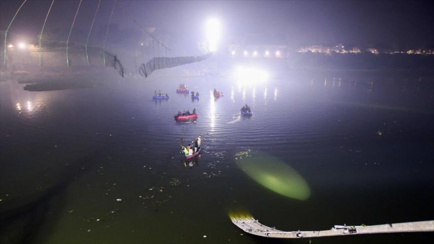 El personal de rescate indio realiza operaciones de búsqueda después del colapso de un puente en Gujarat, 31 de octubre de 2022. (Foto: AFP)