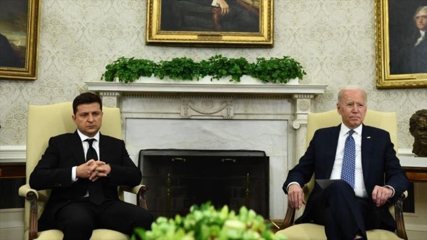 El presidente de EE.UU., Joe Biden (dcha.), y su par de Ucrania, Volodimir Zelenski, en la Casa Blanca, 1 de septiembre de 2021. (Foto: AFP)