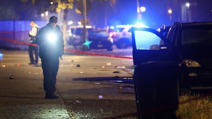 La policía investiga en la escena de un tiroteo desde un vehículo en Chicago, EE.UU., 31 de octubre de 2022.