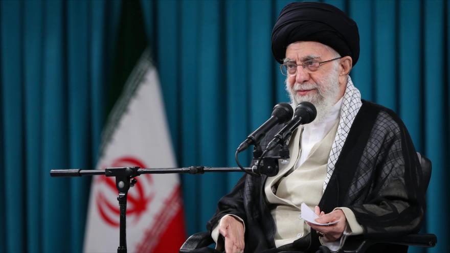 El Líder de la Revolución Islámica de Irán, el ayatolá Seyed Ali Jamenei, habla durante una reunión en Teherán, 19 de octubre de 2022. (Foto: Khamenei.ir)