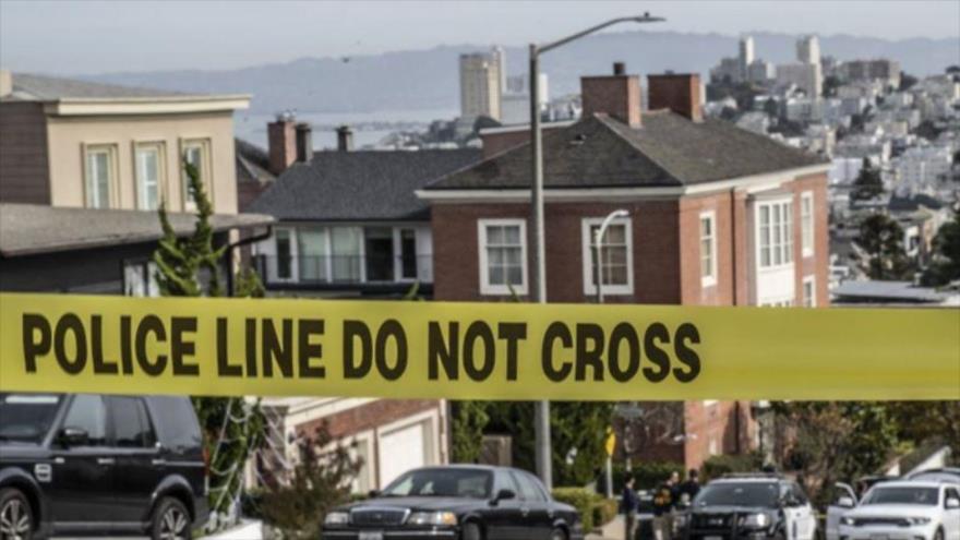 Se ve una cinta policial frente a la casa de la presidenta de la Cámara de Representantes de EE.UU., Nancy Pelosi, 28 de octubre de 2022.